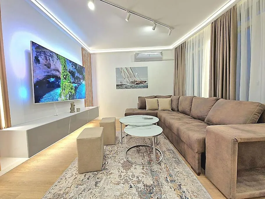 Apartment Luxury Apartment. 75 Inches Tv Warna