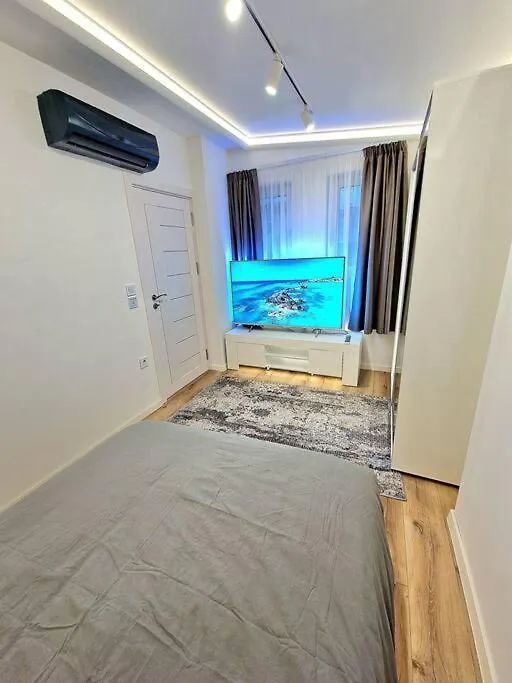 Luxury Apartment. 75 Inches Tv Warna 0*,