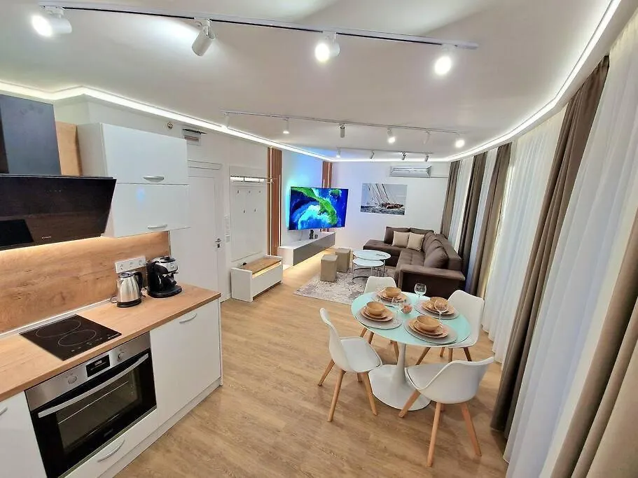 Luxury Apartment. 75 Inches Tv Warna