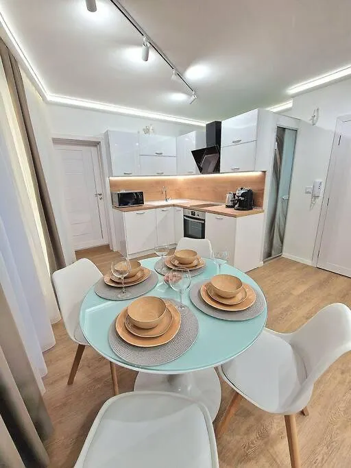 Luxury Apartment. 75 Inches Tv Warna
