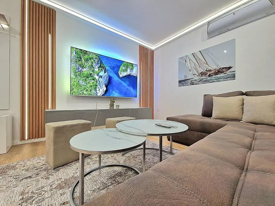 Luxury Apartment. 75 Inches Tv Warna