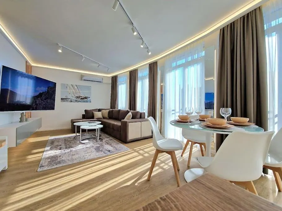 Luxury Apartment. 75 Inches Tv Warna