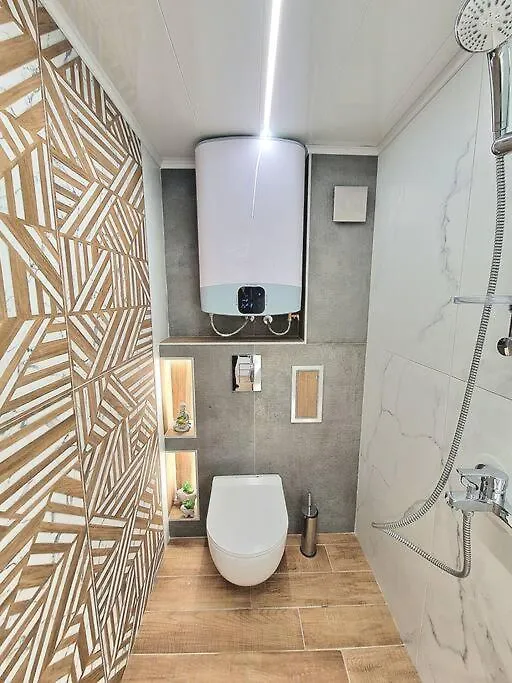 Apartment Luxury Apartment. 75 Inches Tv Warna