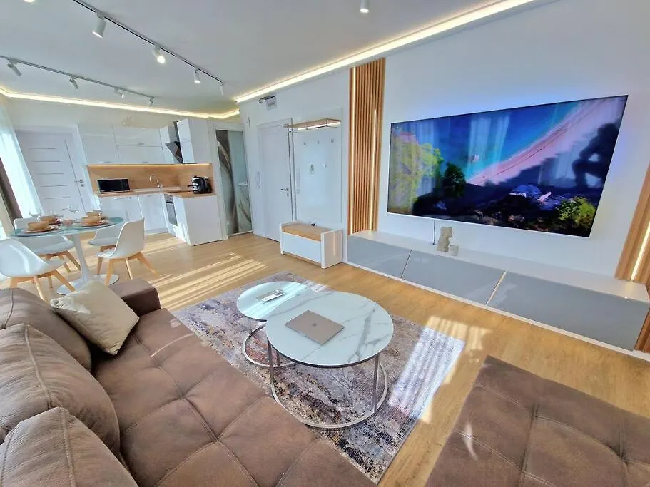 Luxury Apartment. 75 Inches Tv Warna