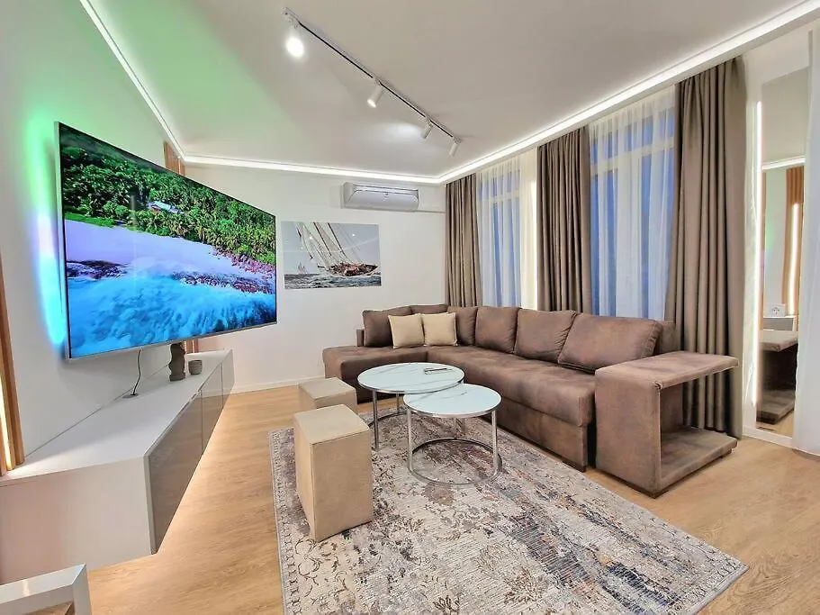 Luxury Apartment. 75 Inches Tv Warna