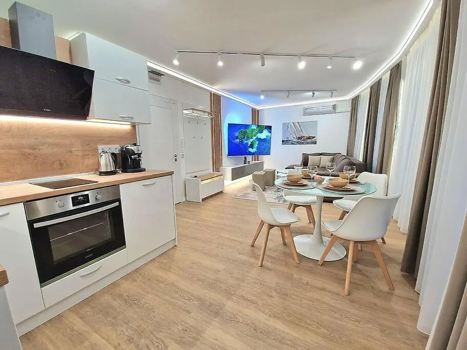 Luxury Apartment. 75 Inches Tv Warna Apartment