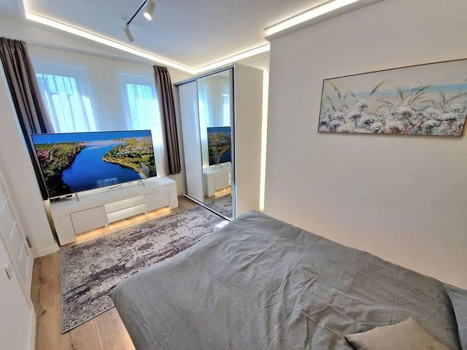 Apartment Luxury Apartment. 75 Inches Tv Warna